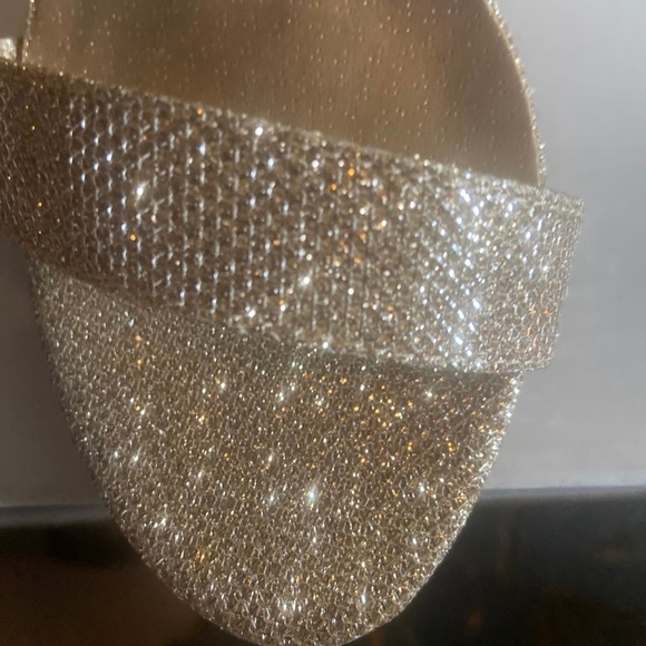 Gold sparkling shoes made by dreamworks size 5.5 nib - Picture 2 of 4